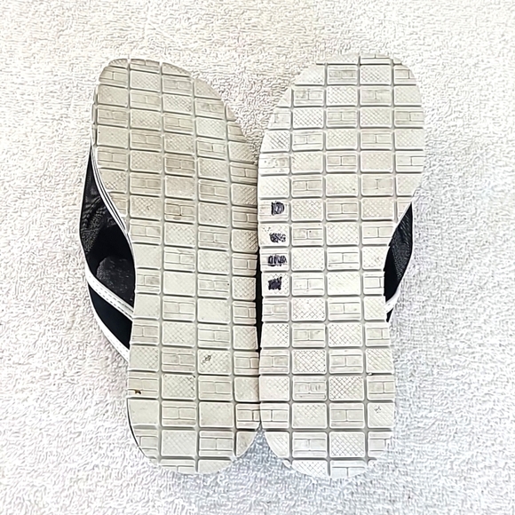 TOMMY HILFIGER Women's Slip-On Black & White Sandals, size 6.5M - Picture 7 of 7